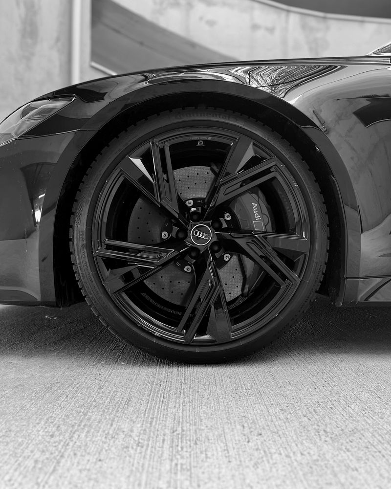 Detalj kotača i kočnica na Audi RS6 iz ponude auto salona